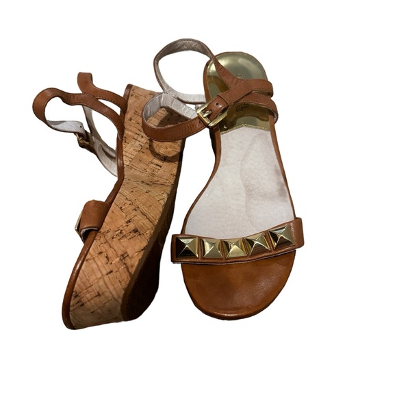 MICHAEL KORS Beautiful Trendy Brown with Gold Detail of Spikes Wedge Size 7.5 - Picture 2 of 9